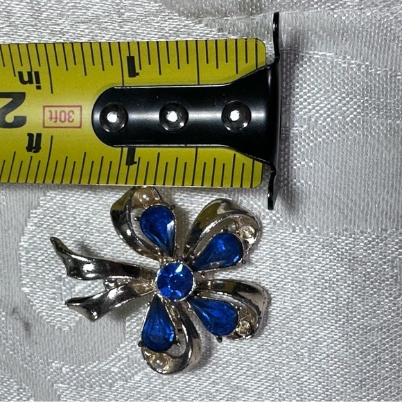 Vintage Ribbon Bow Brooch Blue Glass Rhinestone Accents Gold Tone 1.5 5423 B - Picture 7 of 7